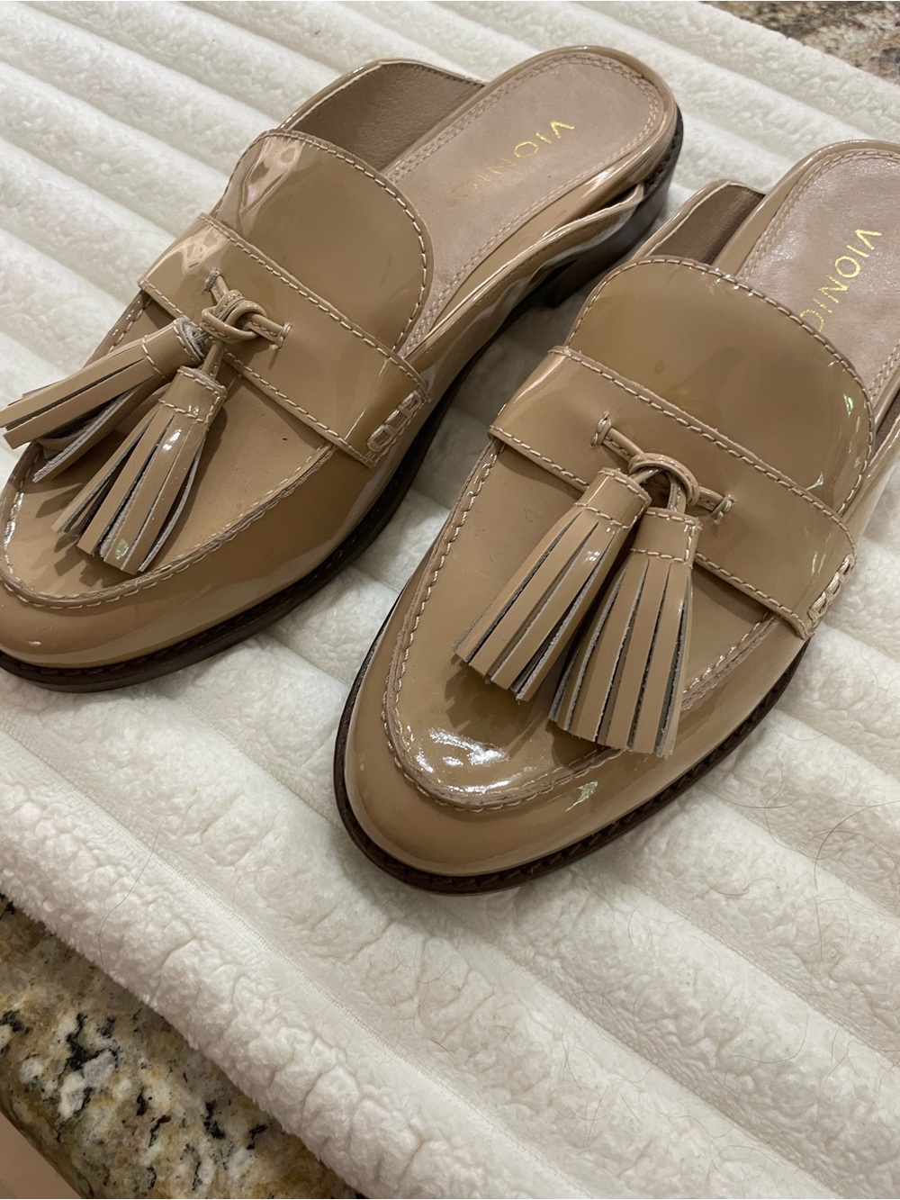 Vionic like new Beige Patent leather Reagan Tassel Mule Loafers size 8 - Picture 4 of 6